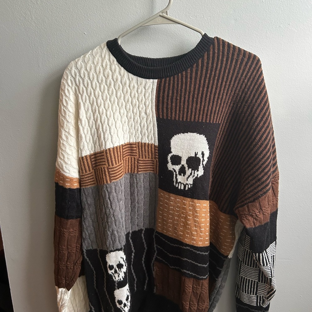 Hot Topic Black and White Crewneck Skull Sweater
